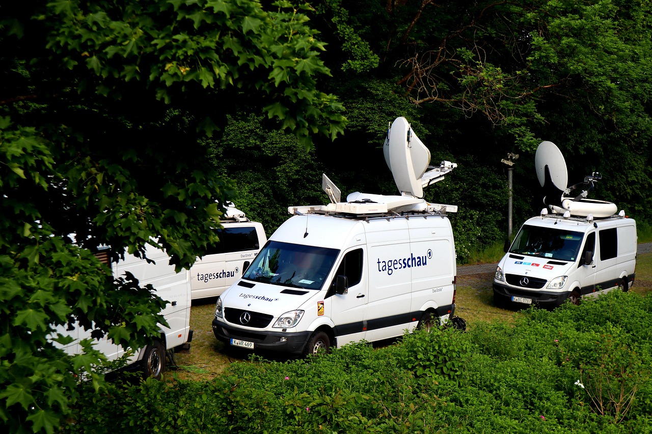 技术支持和辅助软件如何利用游戏的社交框架？